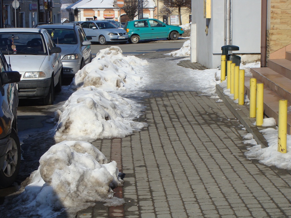 Chodzą chodnikami ludzie…