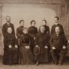 OD LEWEJ STOJĄ: Jan Stanek, Anna Nowakówna, Jadwiga Kusibianka, Wilhelmina Wojnianka, Franciszek Lubojemski. SIEDZĄ: ks. Wacław Strzelbicki, Teofila Bieniedzka, ks. Walenty Wojtalik, Walenty Kusiba